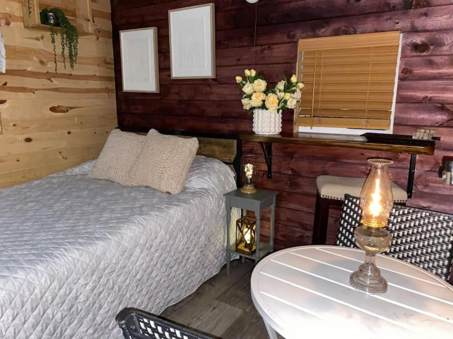 Angie's Country Non Electric Rustic In The Woods Provide The Linens Self Check In Access To Hot Shared Hot Tub Campeggio Fredonia